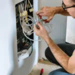tecnico sistema i fili di un antenna al muro