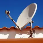 antenna parabolica bianca su un tetto.