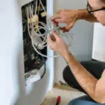 tecnico sistema i fili di un antenna al muro