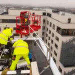 antennisti con disposizioni di sicurezza lavorano su una terrazza