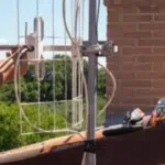 un'antenna su un terrazzo con un operatore