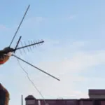 antennista su un tetto con antenna. Grazie