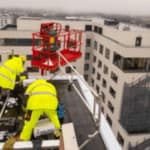 antennisti con disposizioni di sicurezza lavorano su una terrazza