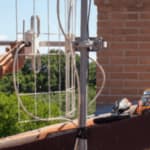 un'antenna su un terrazzo con un operatore